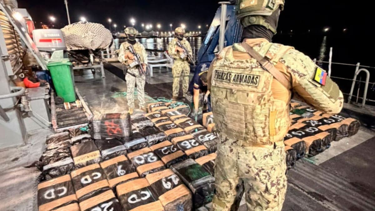 Armada incauta 61 bultos con posibles sustancias ilícitas en Esmeraldas