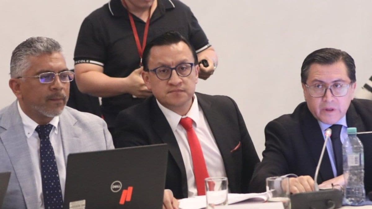 Asamblea censura y destituye a David Rosero como consejero del CPCCS con 84 votos