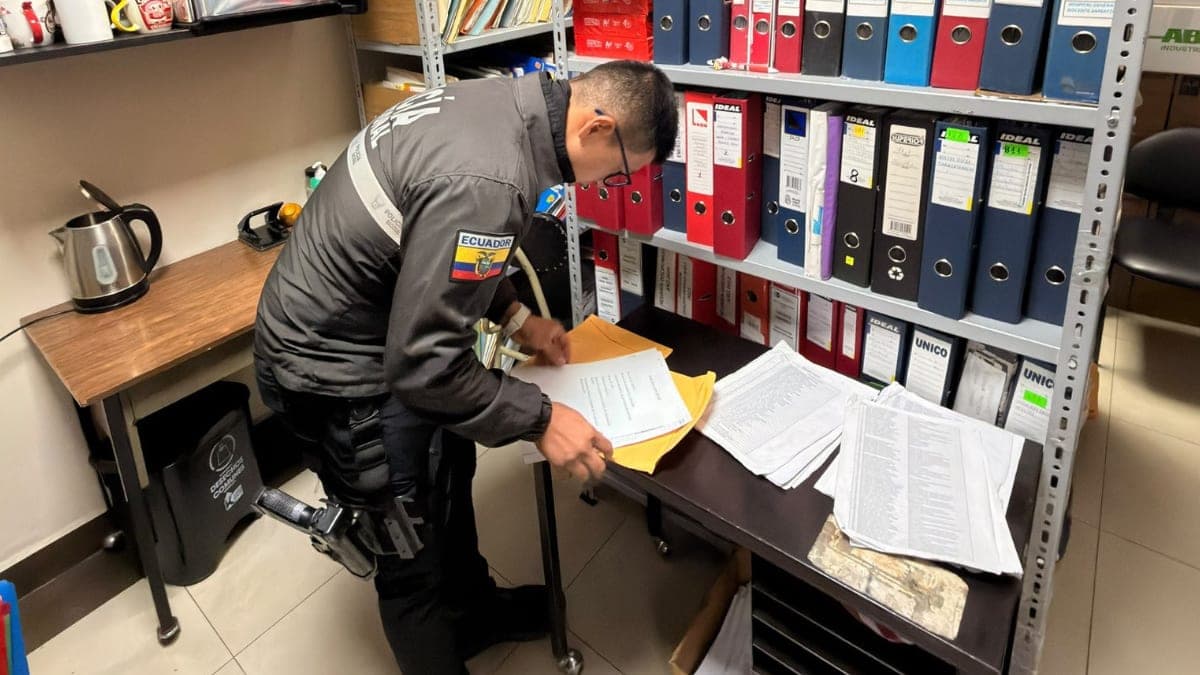 Fiscalía allana el Hospital Docente de Ambato por presuntos cobros de hasta USD 7.000 por empleos