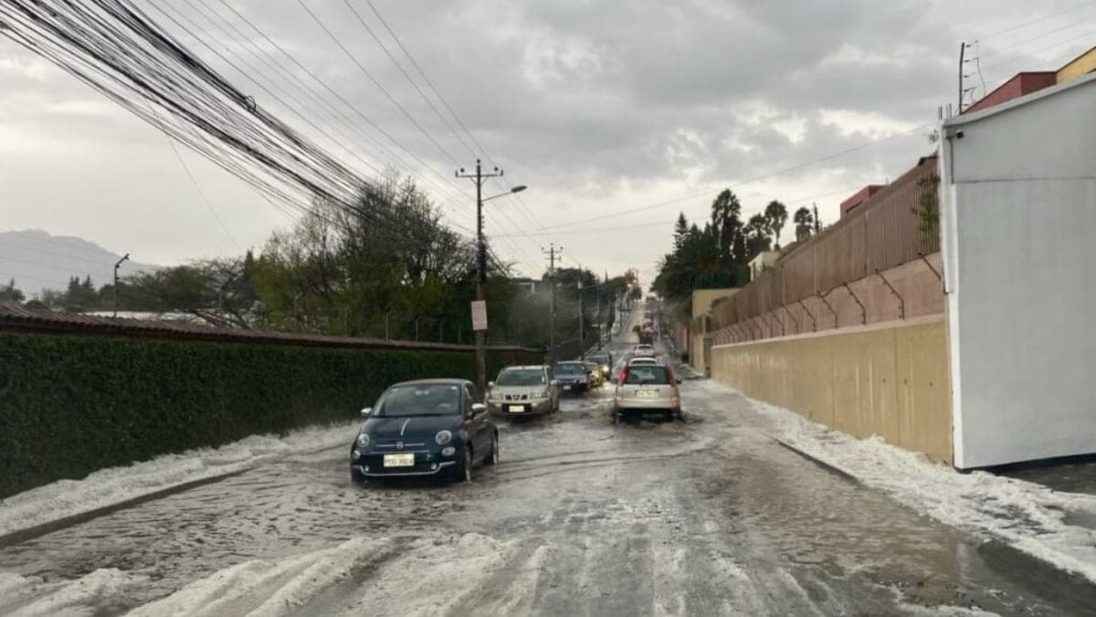 Lluvia y granizo provocan inundaciones y afectan la movilidad en Quito