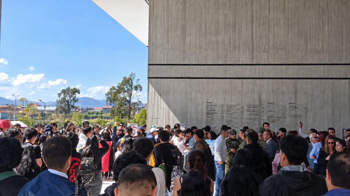 Estudiantes protestan en la Universidad de Cuenca durante visita de Daniel Noboa