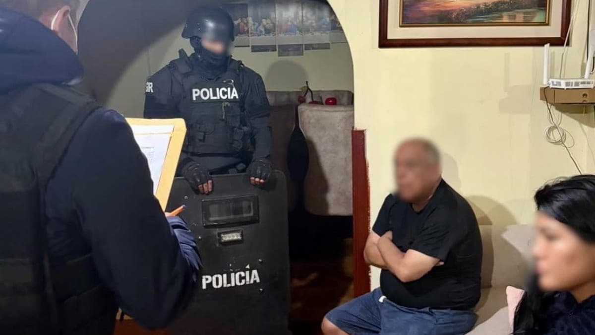 Policía detiene a cuatro sospechosos de estafar a adultos mayores mediante el «cambiazo»