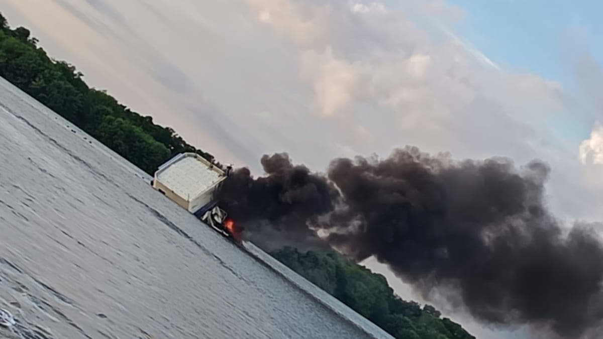 Incendio provocó el hundimiento de la estación guardacostas flotante Lago San Pablo