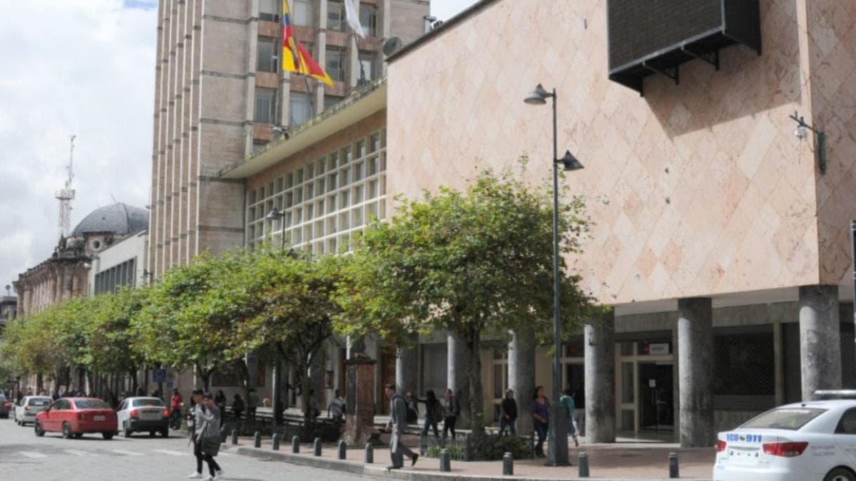 Fiscalía allana casas y oficinas de exfuncionarios del Municipio de Cuenca por presunto peculado
