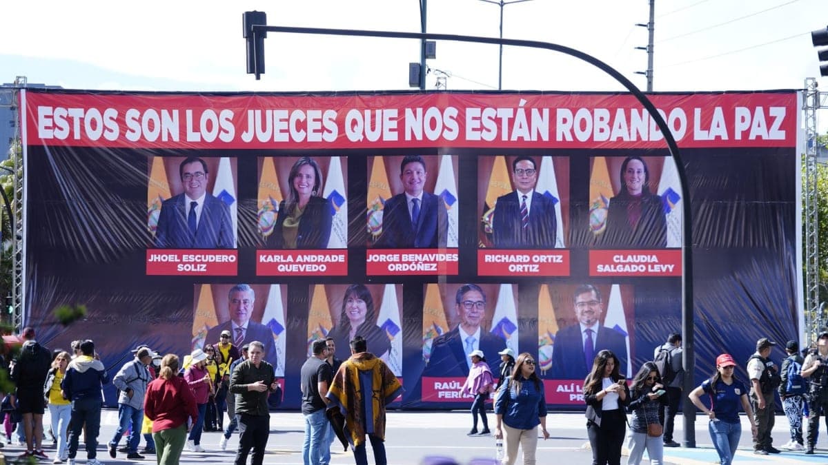 pancarta con jueces de la CC